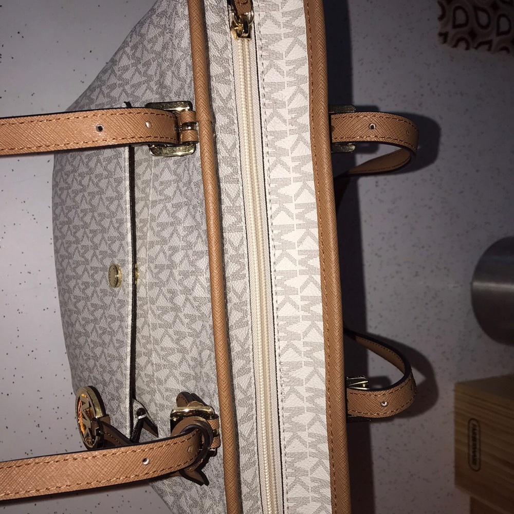 Michael Kors Hand Bag - Picture 5 of 7